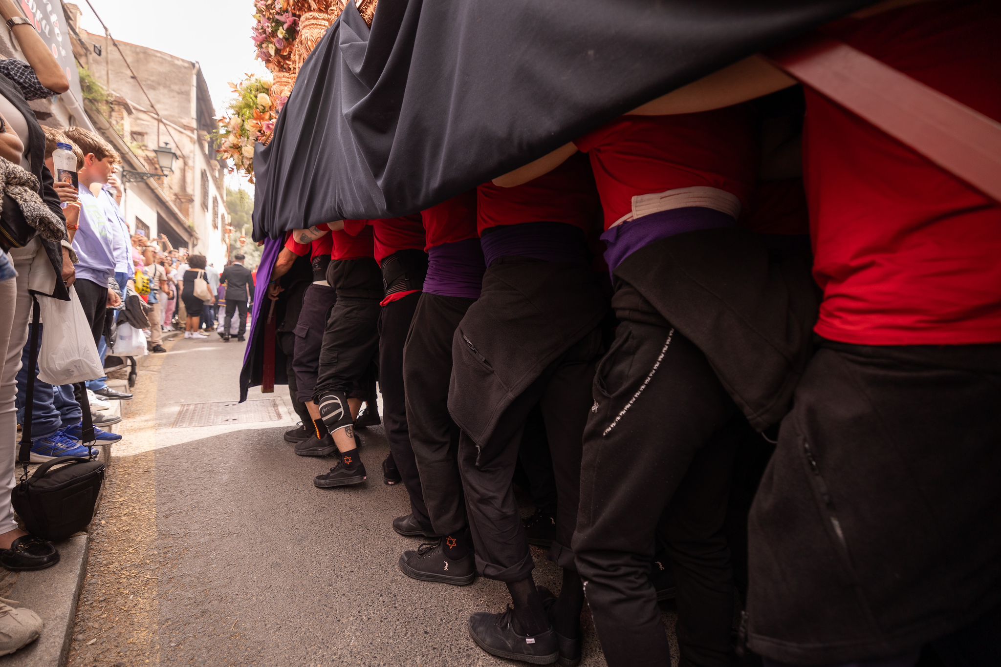 Las imágenes del espectacular traslado del Cristo de los Gitanos en Granada