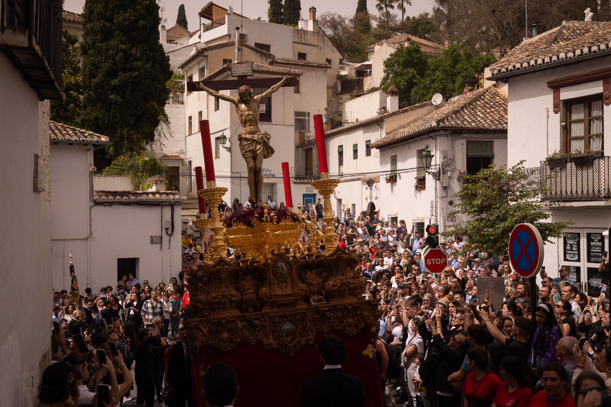 Las imágenes del espectacular traslado del Cristo de los Gitanos en Granada