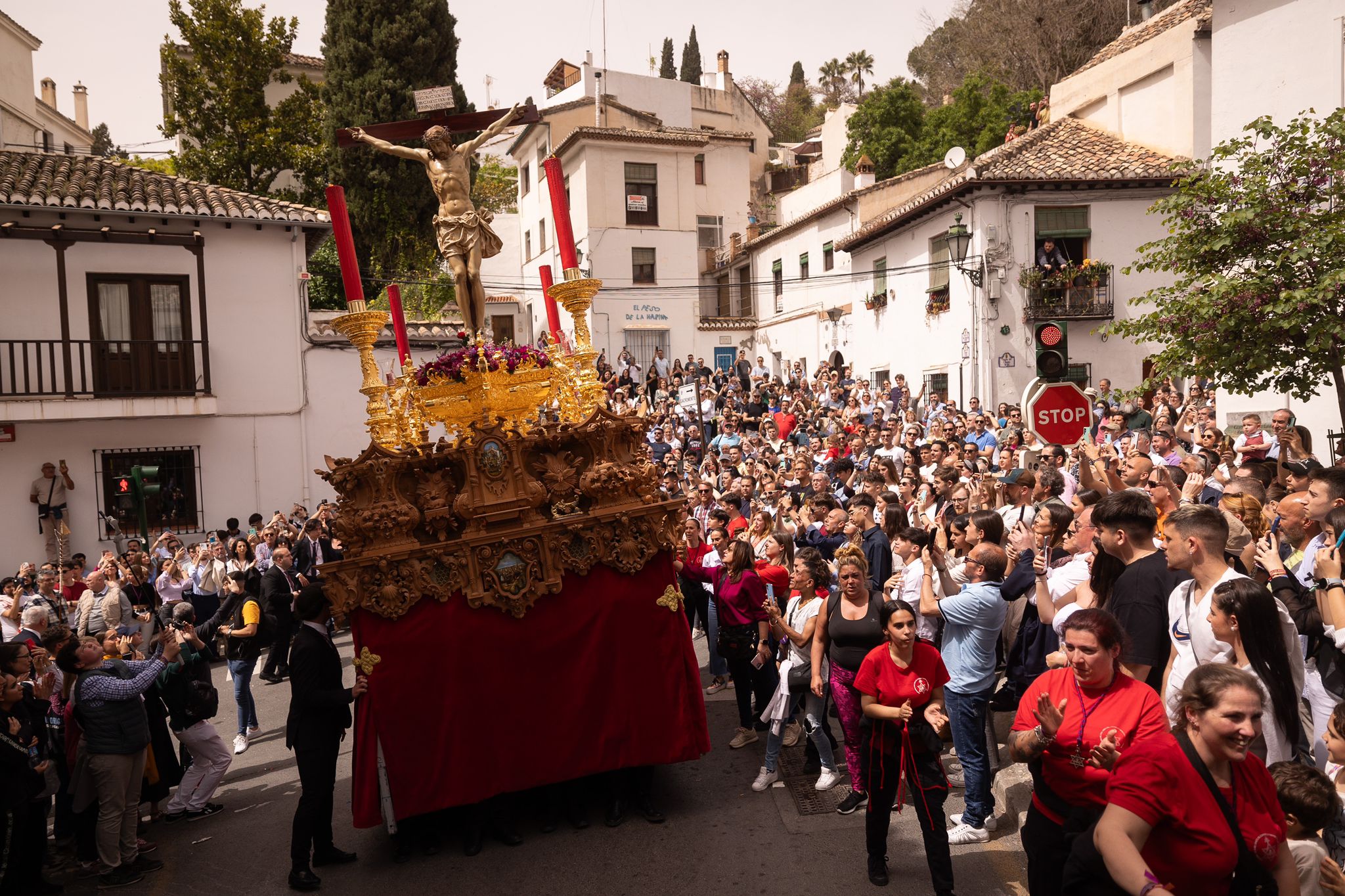 Las imágenes del espectacular traslado del Cristo de los Gitanos en Granada