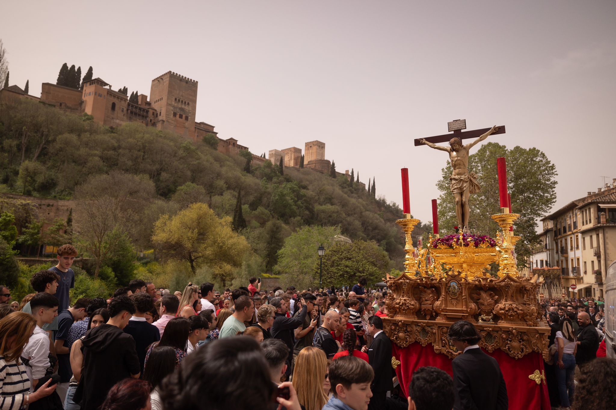 Las imágenes del espectacular traslado del Cristo de los Gitanos en Granada