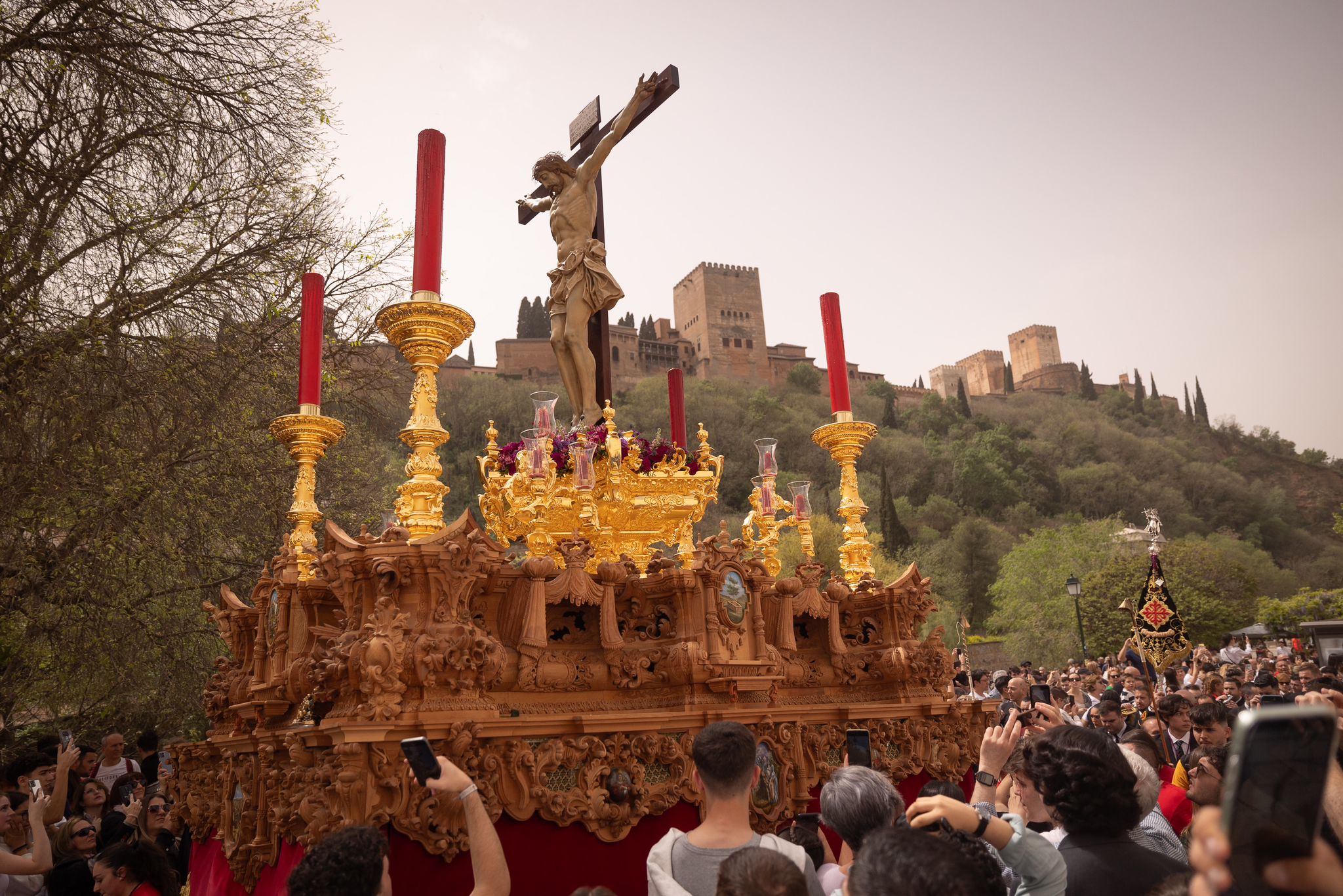 Las imágenes del espectacular traslado del Cristo de los Gitanos en Granada