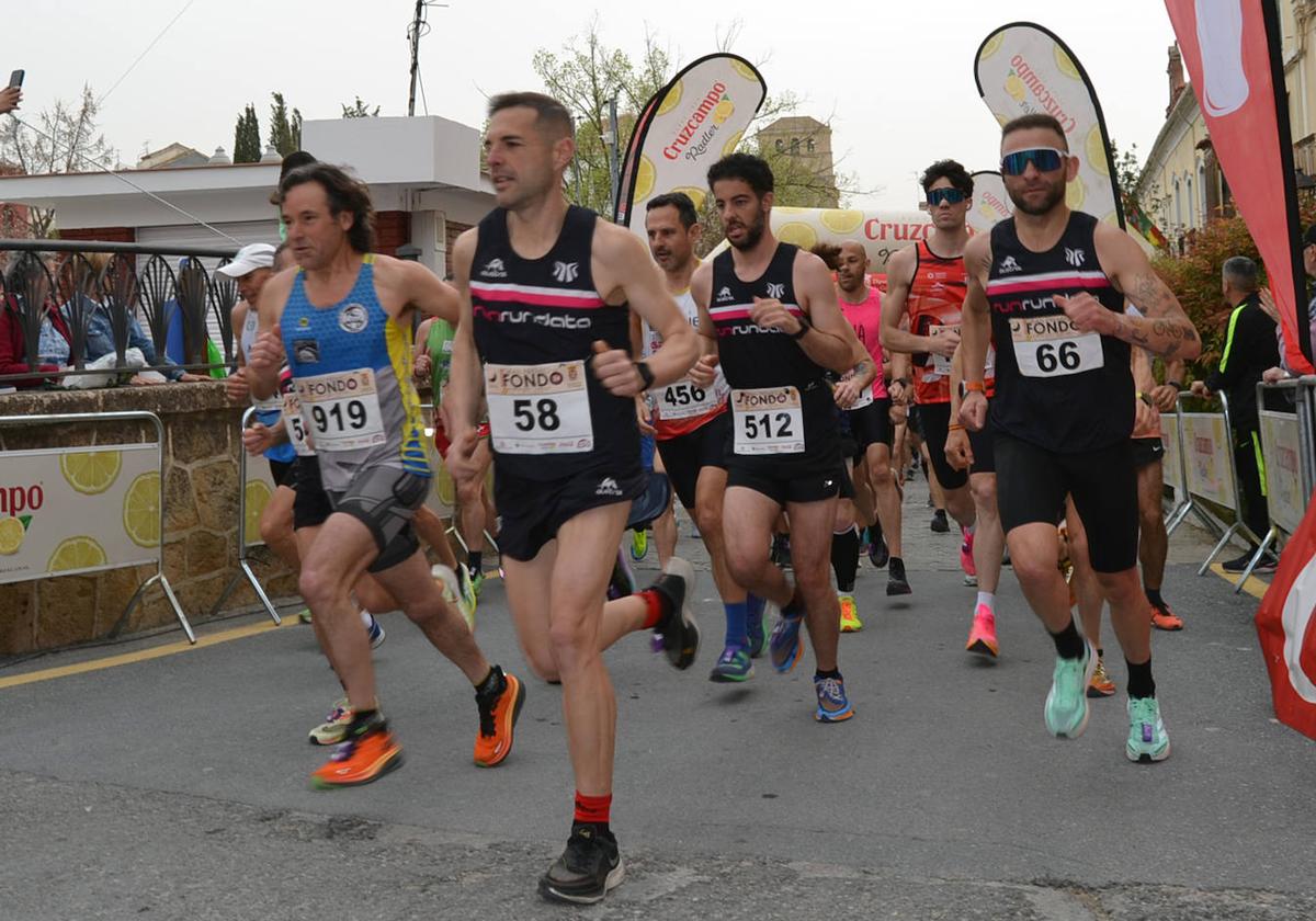 Varios participantes de la prueba de Alhama, durante el recorrido por la localidad.