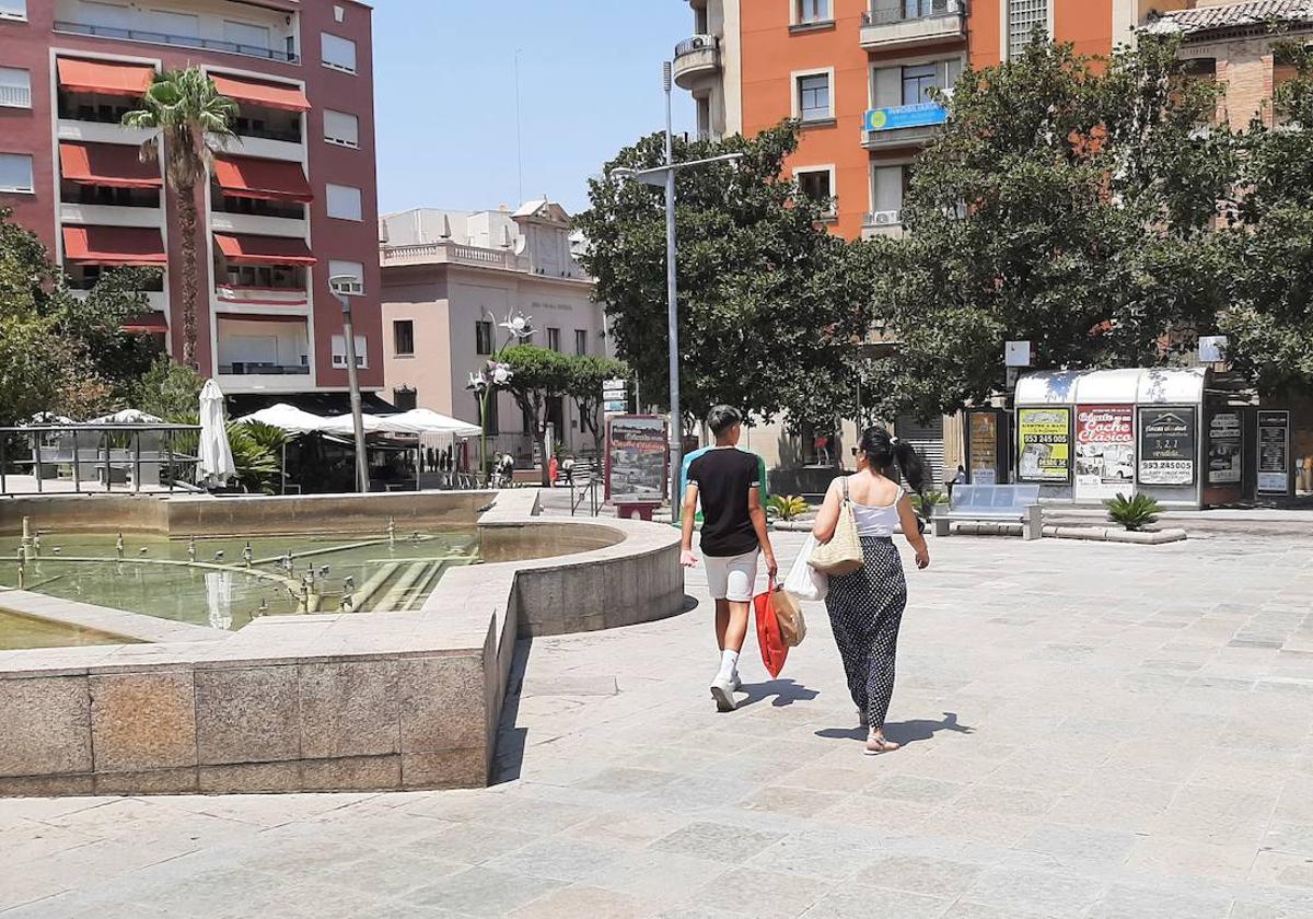 Gente paseando por la plaza de la Constitución, en una imagen de archivo.