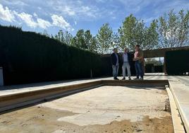 Carlos Alberca, Francisco Lechuga y Francisco Javier Padorno en un estanque del Bulevar.