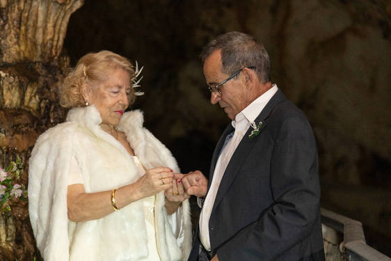 La pareja se intercambia los anillos en la cueva de Iznalloz.