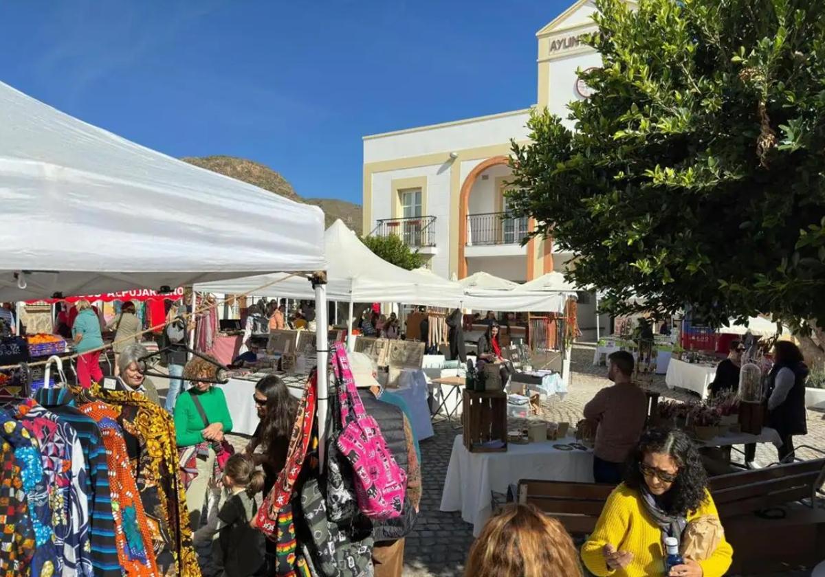 La plaza de la Constitución de Enix se llenó de vitalidad.