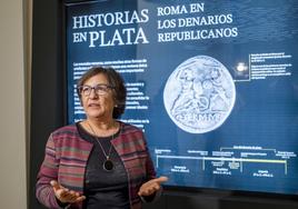 La directora del Museo Íbero, Concepción Choclán, presenta la exposición 'Historias en plata'.