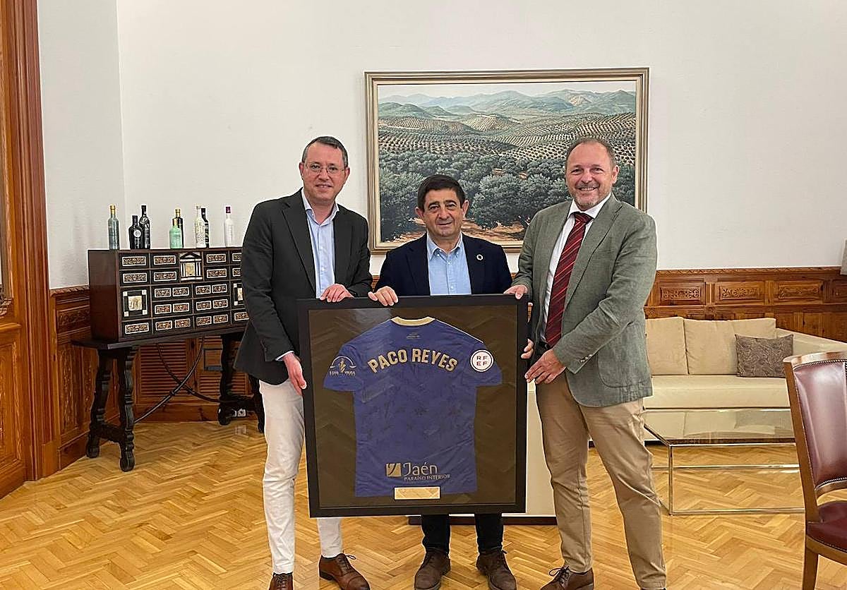 Javier Vallejo, Francisco Reyes y Luis Vera en el palacio provincial de Jaén.