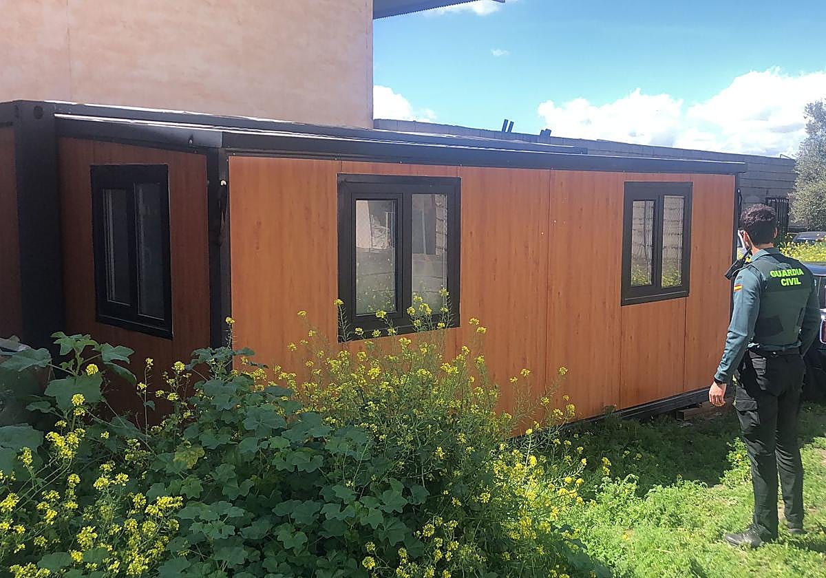Una de las casas prefabricadas robadas y recuperadas.