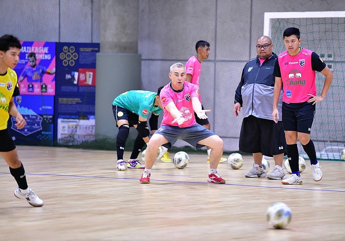El técnico granadino, durante uno de sus entrenamientos con la selección tailandesa.