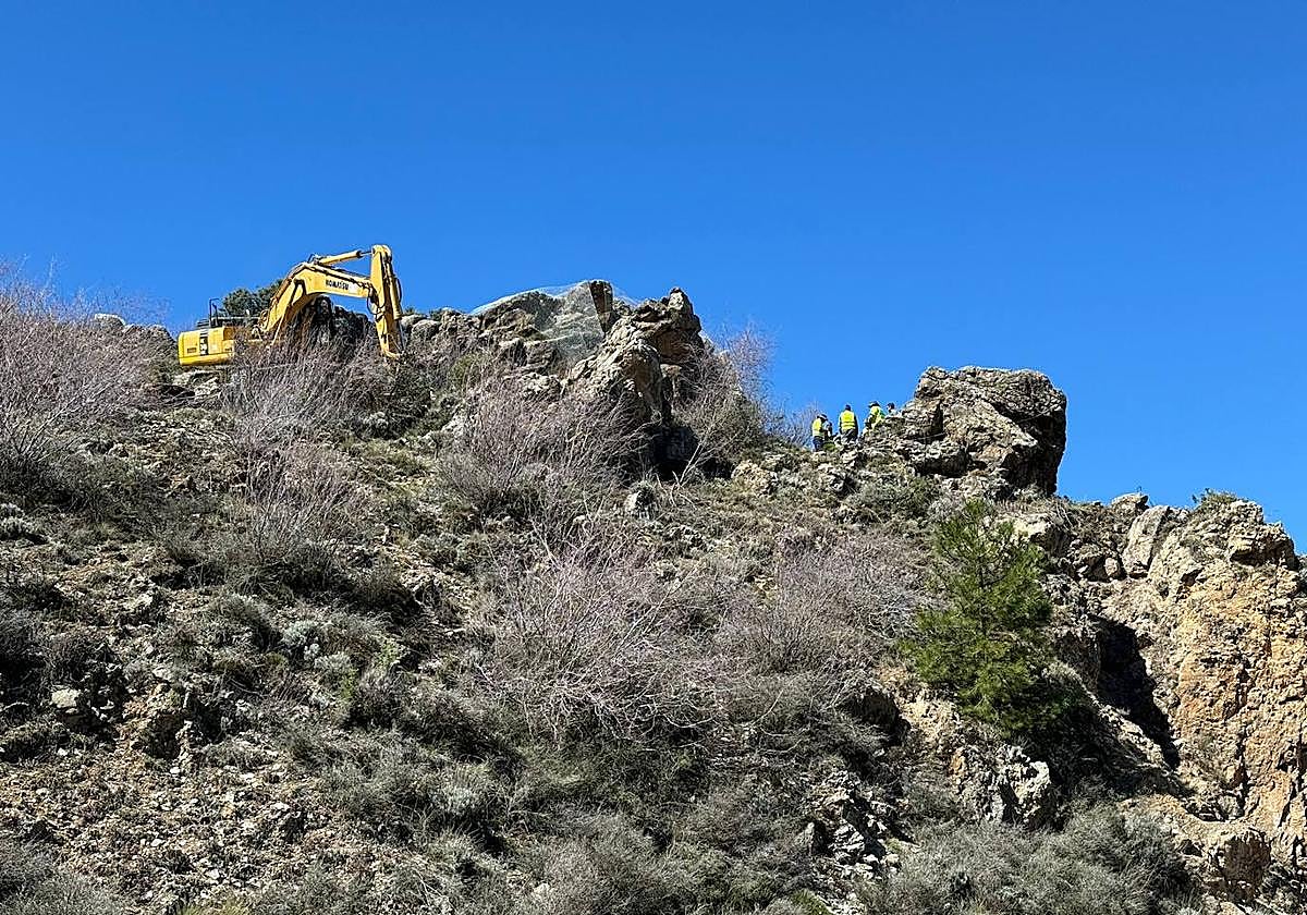Trabajos en la parte alta de la montaña para frenar el desprendimiento.
