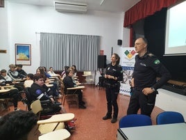 Luis y Elena imparte una charla para prevenir el consumo de 'vapers' entre menores.