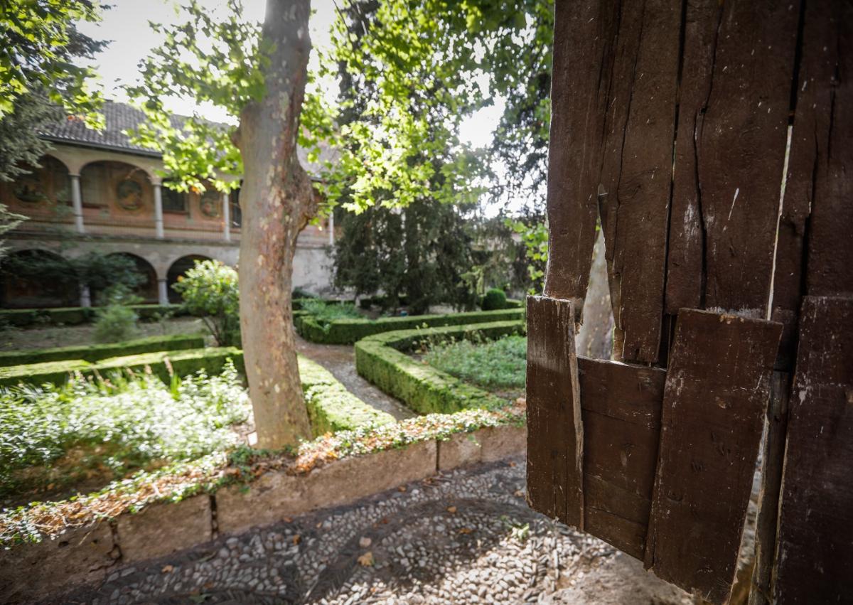 Imagen secundaria 1 - Estado actual y na de las estancias del palacio, antes de su venta. 