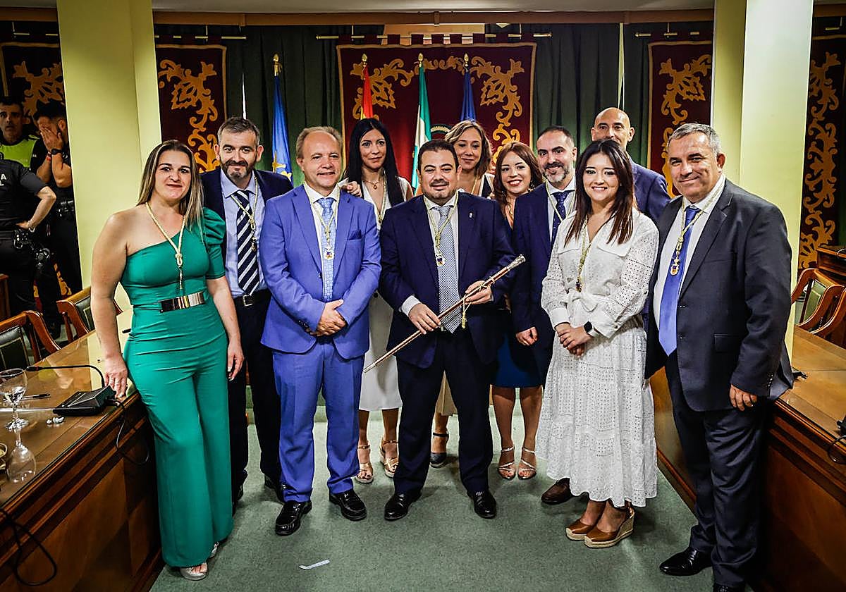 Soledad Carmona, situada detrás del alcalde y a la izquierda, ha dejado el grupo municipal del PP.