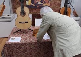 Una guitarra de bambú de Japón, nueva pieza del Museo de la Guitarra Antonio de Torres