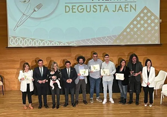 Foto de familia de los premiados.