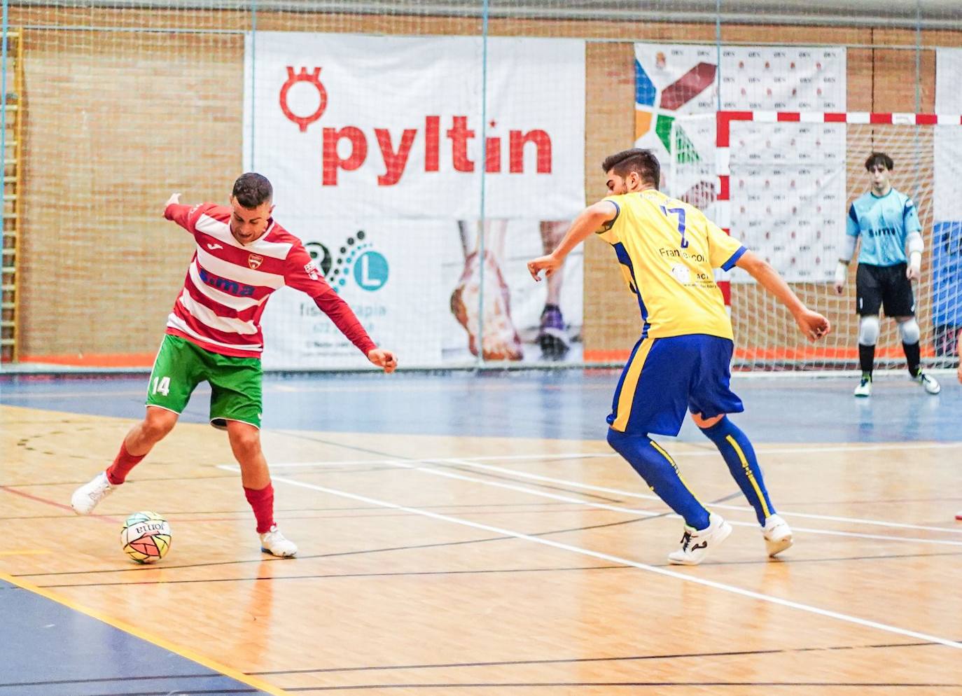 Un jugador del Sima Granada avanza con el balón controlado