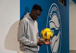Samu Omorodion juguetea con un balón, con un escudo del Alavés detrás.