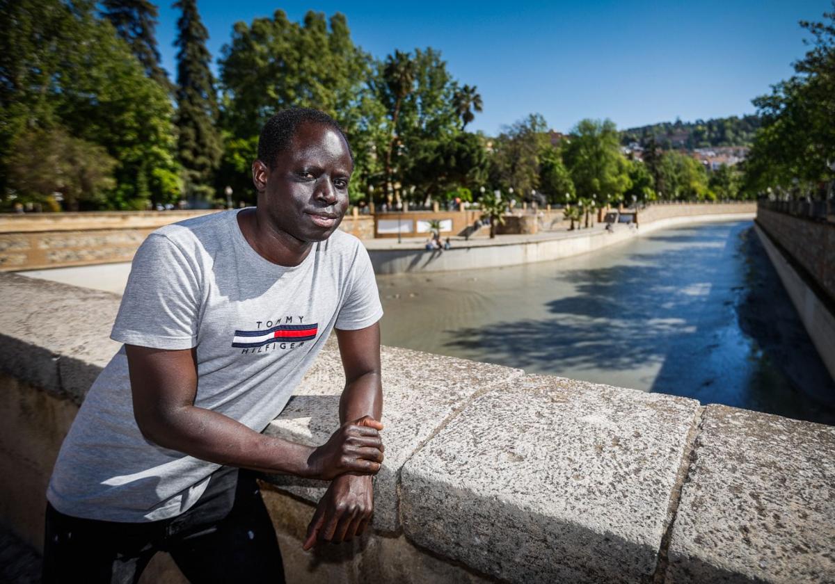 Massene Séne, en el puente romano