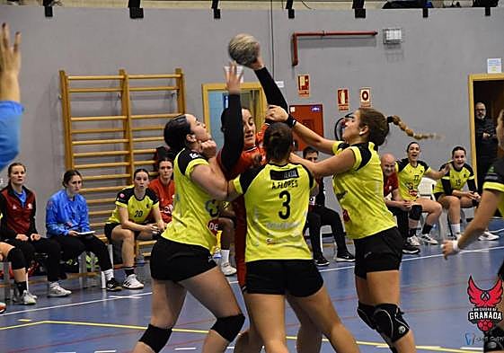 Una jugadora del Balonmano Ciudad de Granada trata de superar la defensa rival.