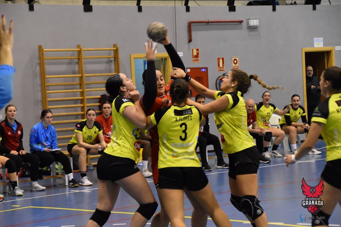 Una jugadora del Balonmano Ciudad de Granada trata de superar la defensa rival.