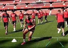 Myrto Uzuni, durante el entrenamiento del Granada este sábado en Los Cármenes.