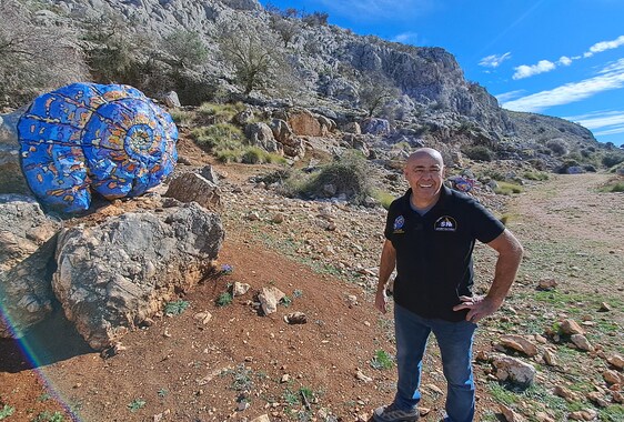 Un vecino de Zafarraya recorre la vía ferrata.