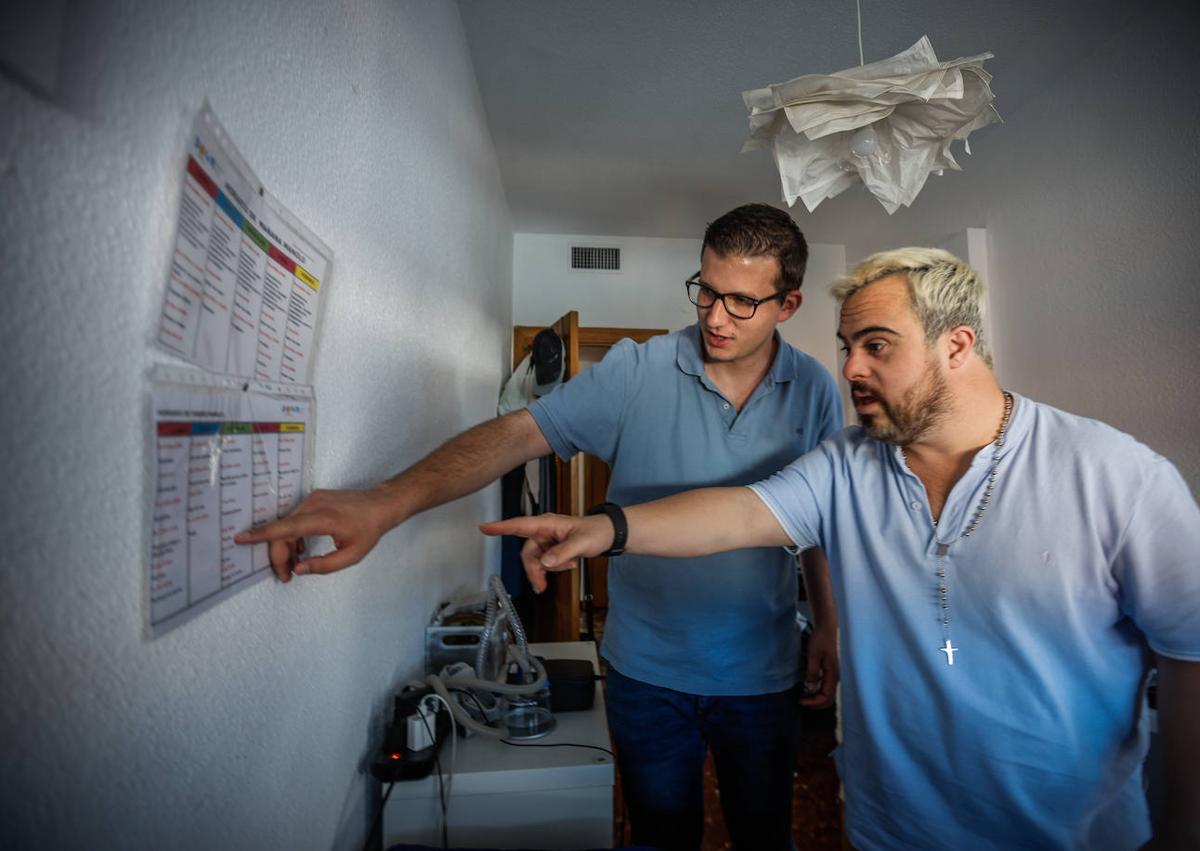 Imagen secundaria 1 - Sonia y Ana María preparan la merienda. Manuel y Manlo consultan los turnos de las tareas domésticas. María y Charly se divierten con el ordenador.