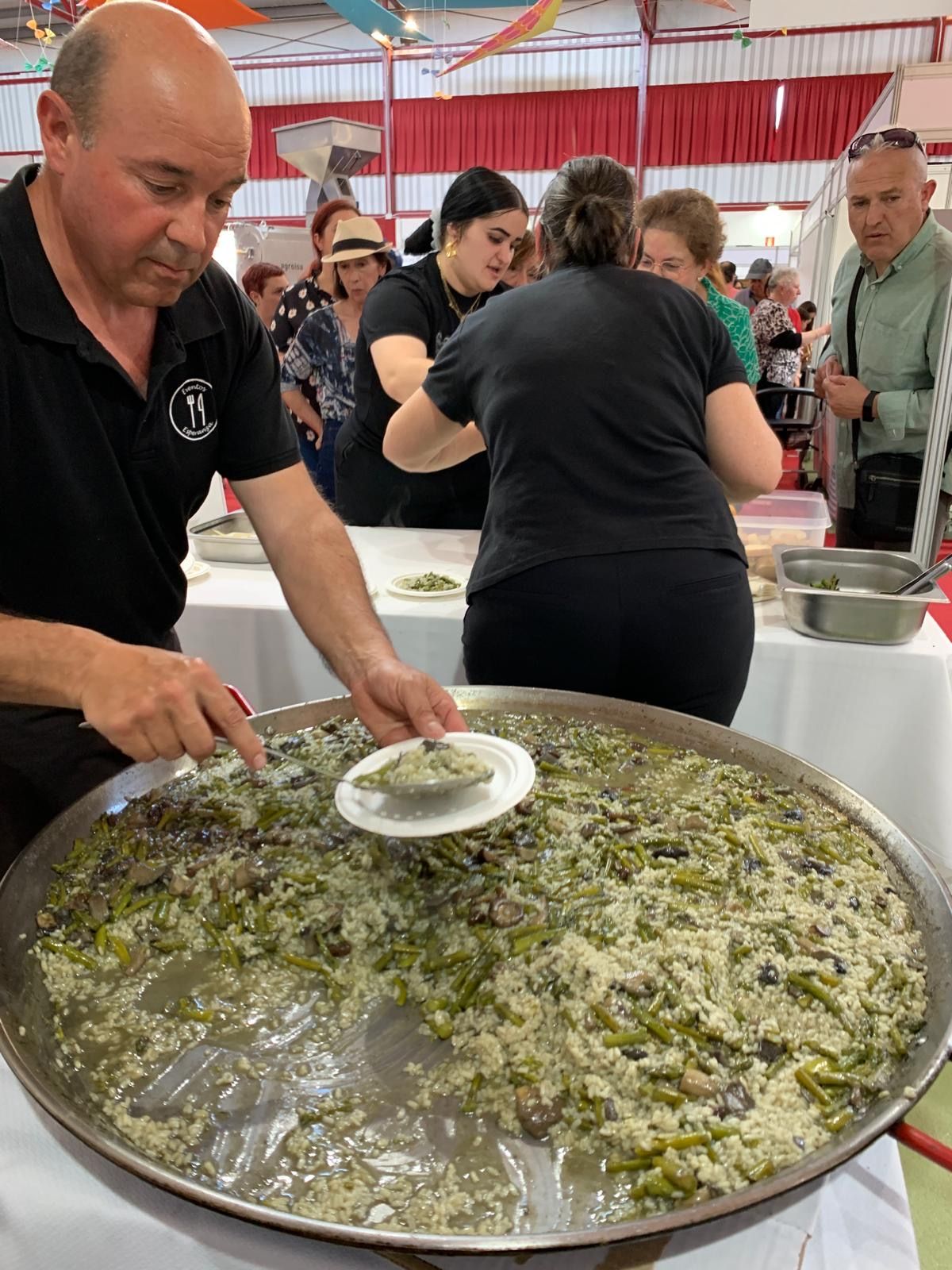 Huétor Tájar elabora la tortilla de espárragos más grande del mundo