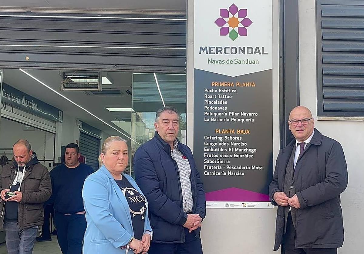 El alcalde de Navas de San Juan y el subdelegado del Gobierno.