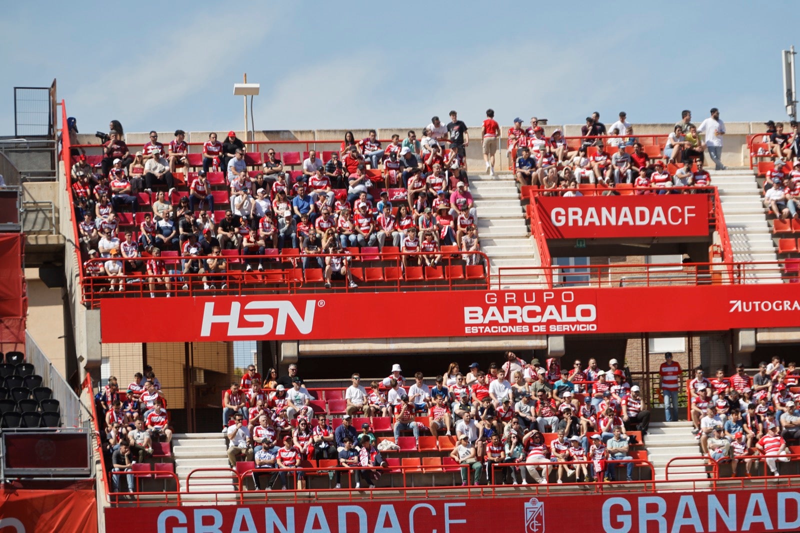 Encuéntrate en la grada en el partido entre Granada y Alavés