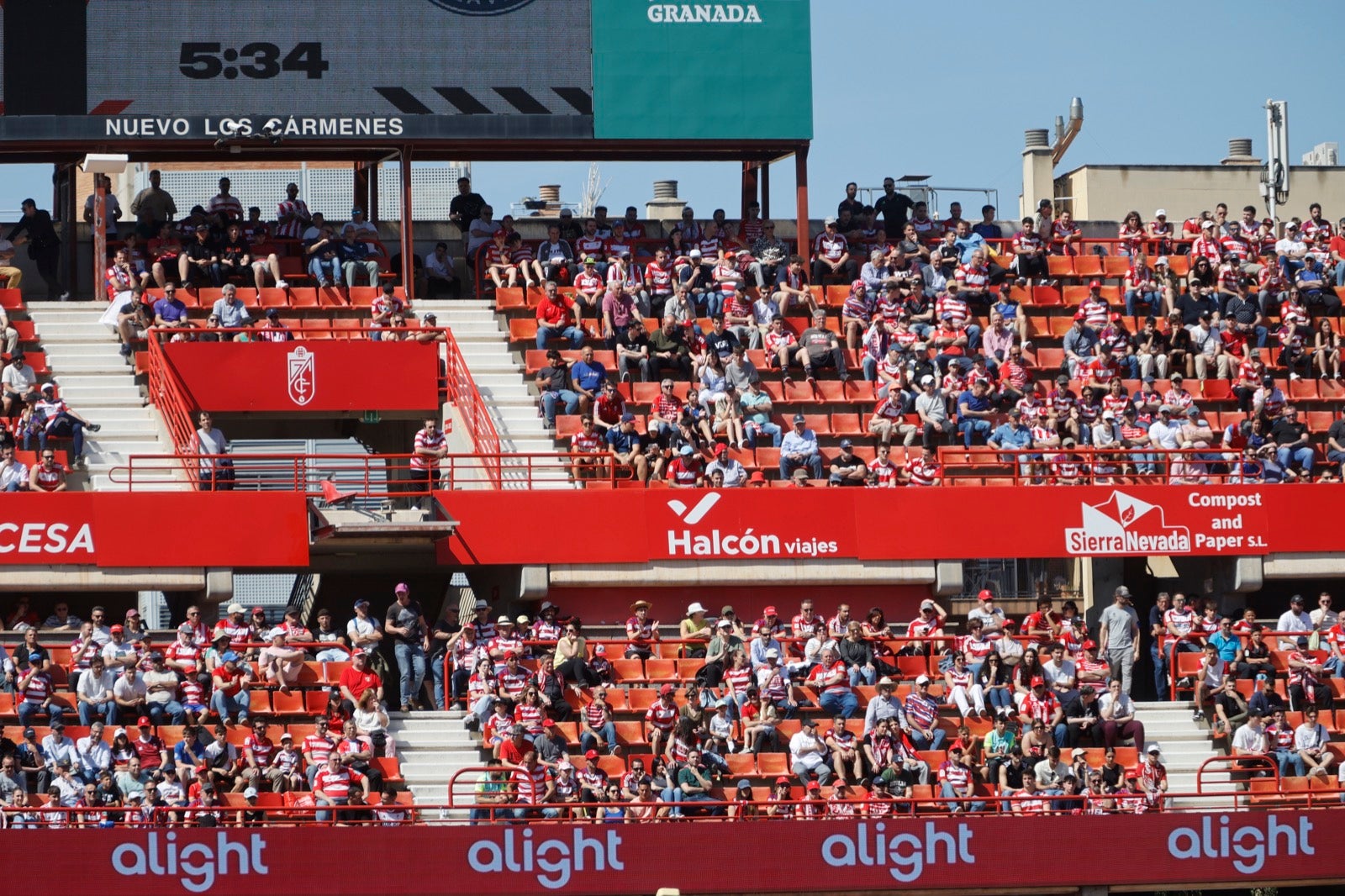 Encuéntrate en la grada en el partido entre Granada y Alavés