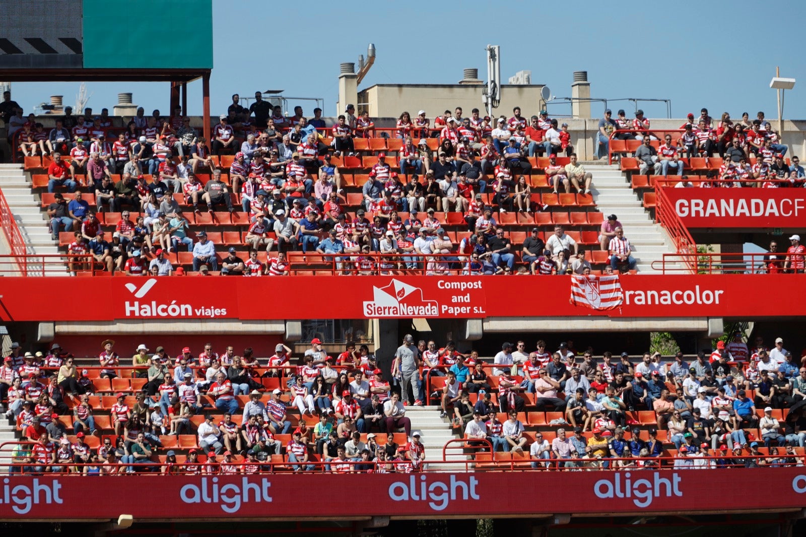 Encuéntrate en la grada en el partido entre Granada y Alavés