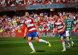 Boyé celebra su gol.