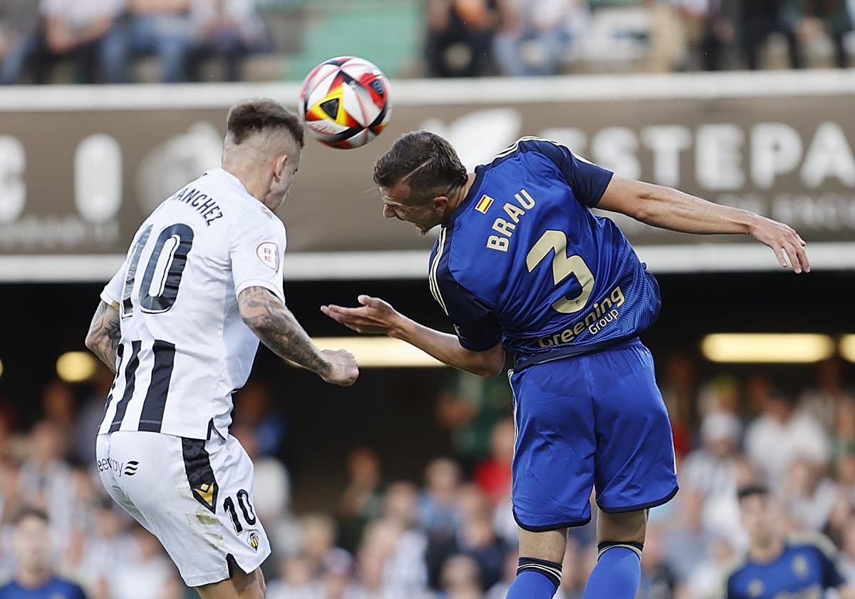 Raúl Sánchez remata de cabeza para el primer gol del partido.