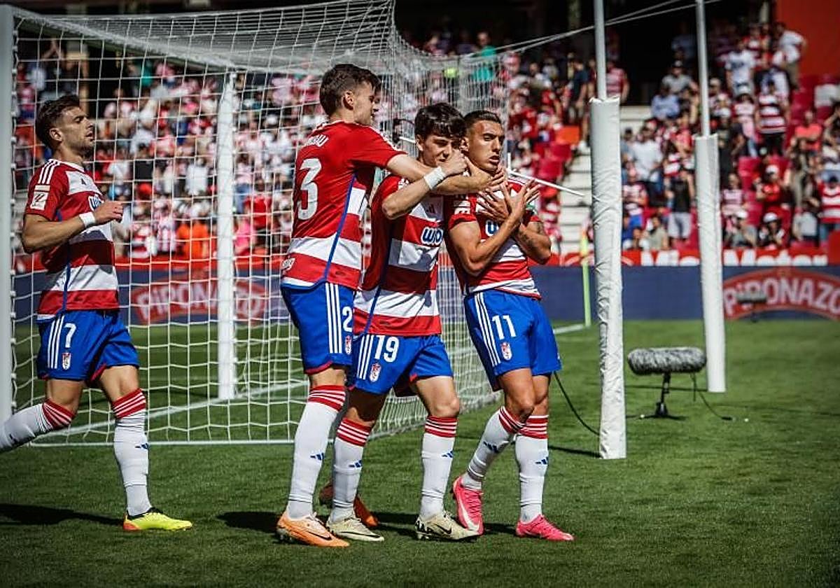 Myrto Uzuni celebra su gol al Alavés.