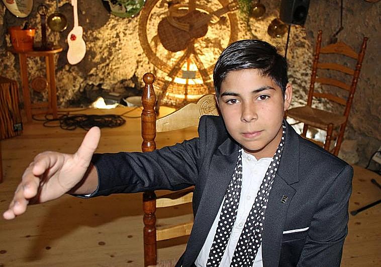 Rafael Amador posa tras el estreno de 'La Voz Kids' desde la Peña Flamenca El Morato.