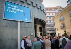 Expectación este sábado en Maracena ante un pleno extraordinario que no se celebró, bajo un letrero que dice 'tu nuevo Ayuntamiento cumple«
