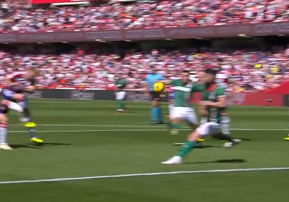 Gorosabel toca la pelota con el brazo extendido.