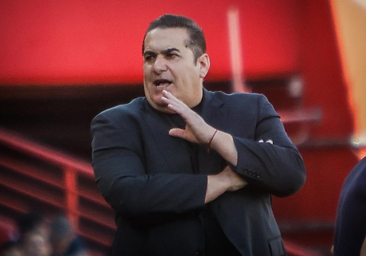 José Ramón Sandoval se gira hacia su banquillo durante el partido contra el Alavés.