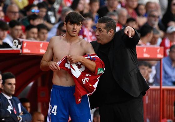 José Ramón Sandoval da indicaciones a Gonzalo Villar.