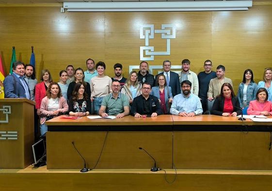 Representantes sindicales y de la patronal escenificaron ayer su acuerdo con la firma del convenio en la sede de la CGE