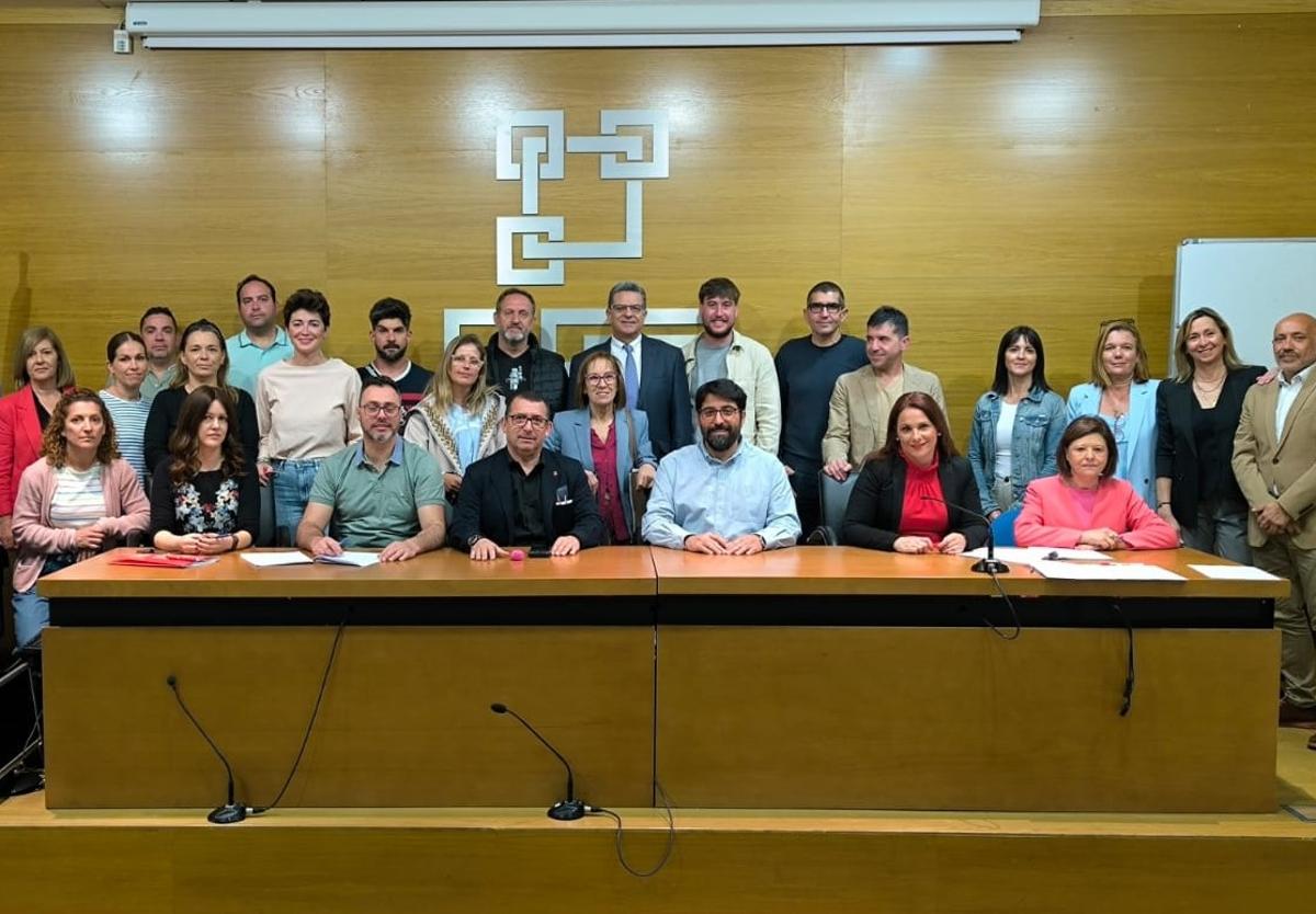 Representantes sindicales y de la patronal escenificaron ayer su acuerdo con la firma del convenio en la sede de la CGE