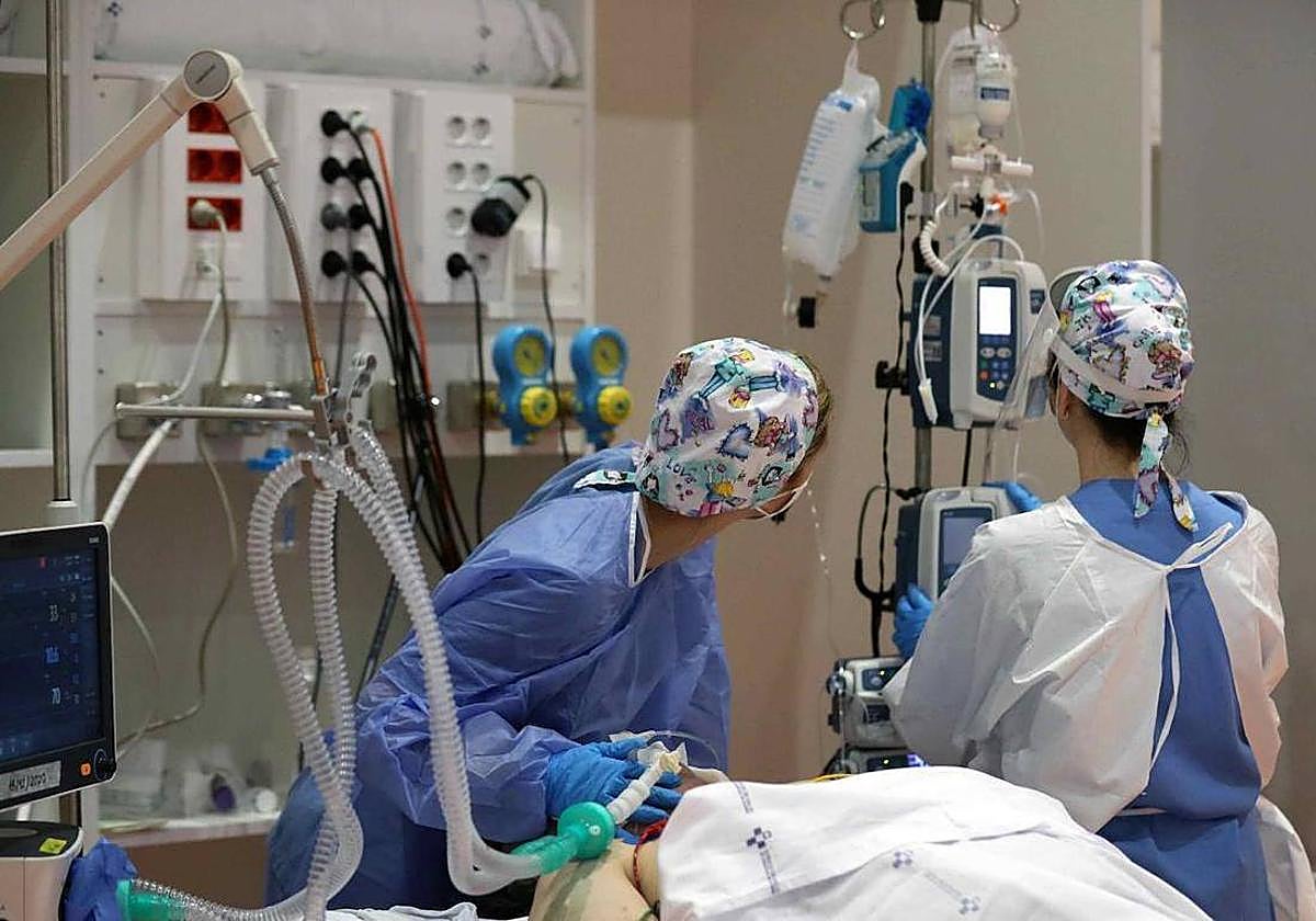 Profesionales sanitarios atienden a un paciente.