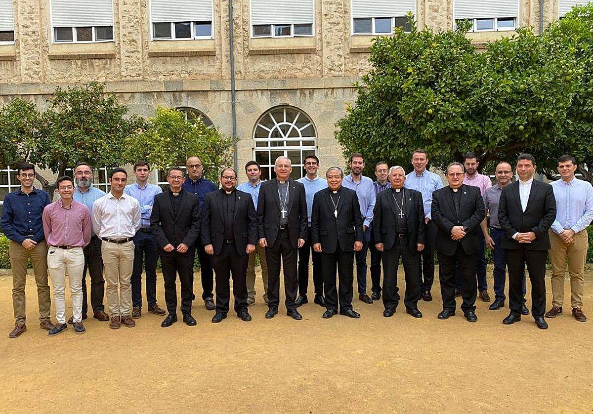 El nuncio apostólico en España, a la derecha del obispo de Jaén, en su visita al Seminario de Jaén en 2022.