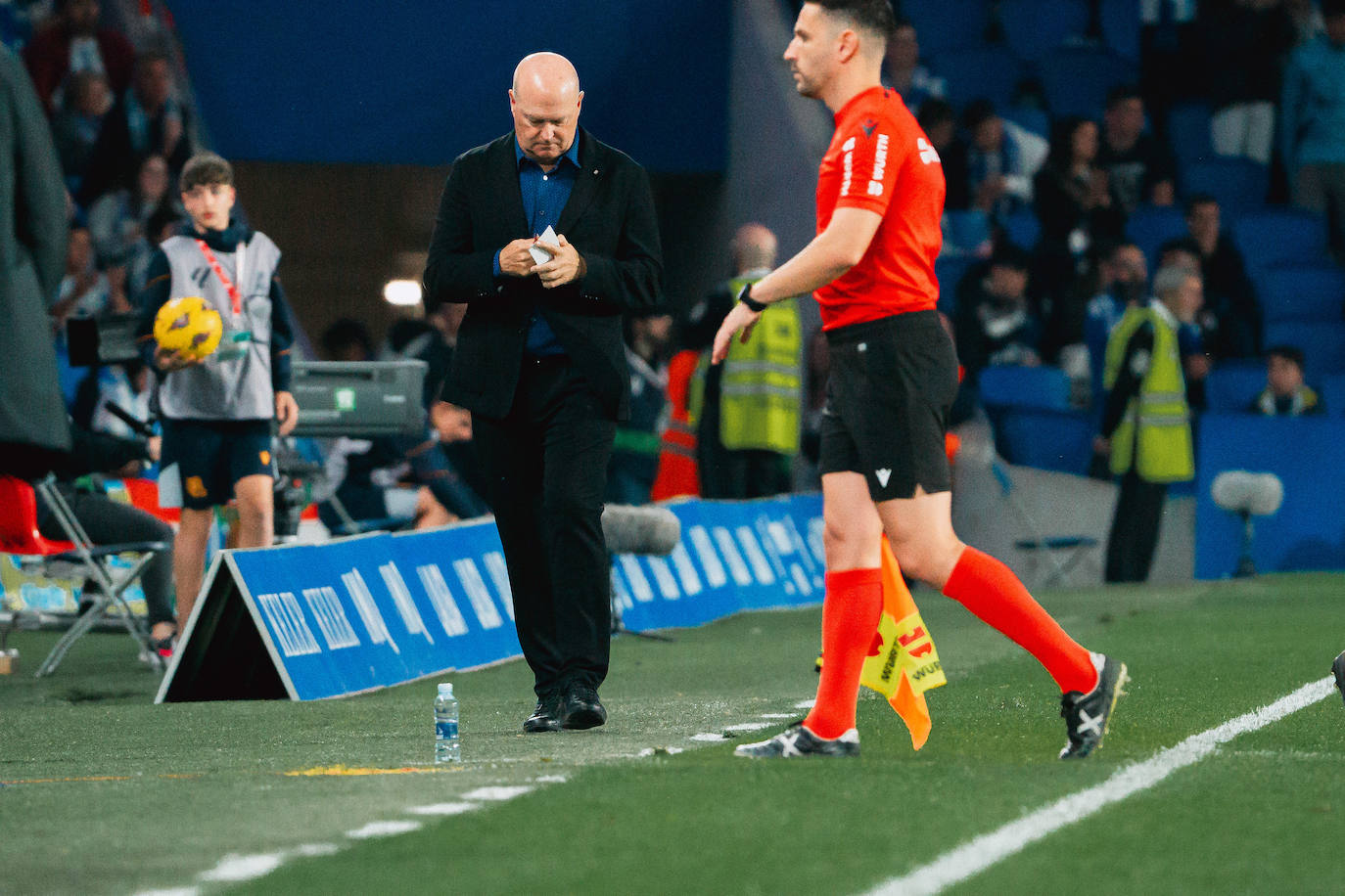 Pepe Mel, libreta en mano, en el área técnica del Reale Arena.