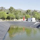 Balsa donde se acumulan las aguas regeneradas en la estación depuradora de La Herradura.