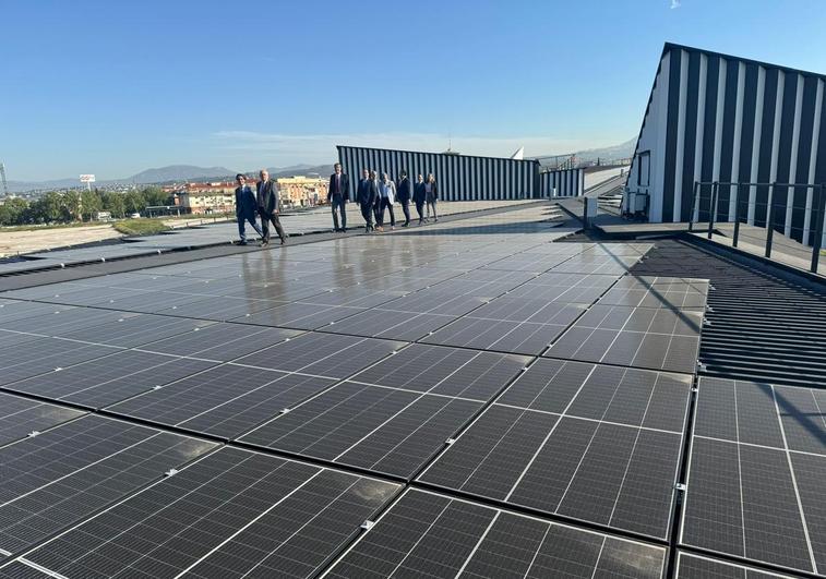 El metro de Granada estrena una cubierta para proteger los trenes en las cocheras