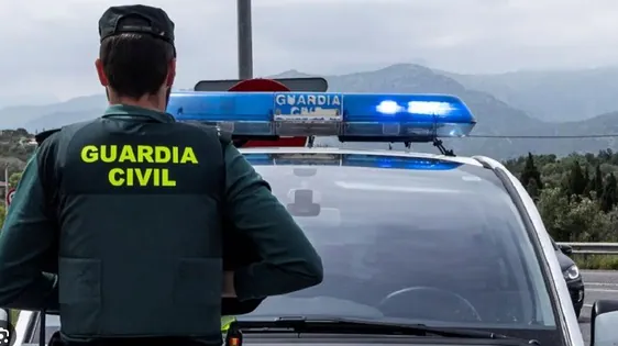 Una persecución a un atracador por los tejados de Pinos Puente acaba con dos guardia civiles heridos