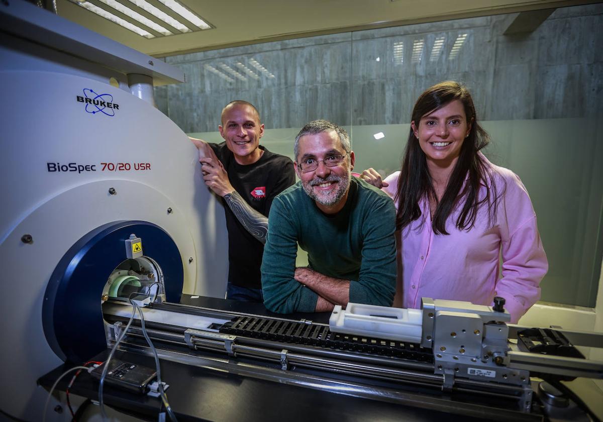 Mattia, David y Ana, en el Centro de Investigación Biomédica del PTS.